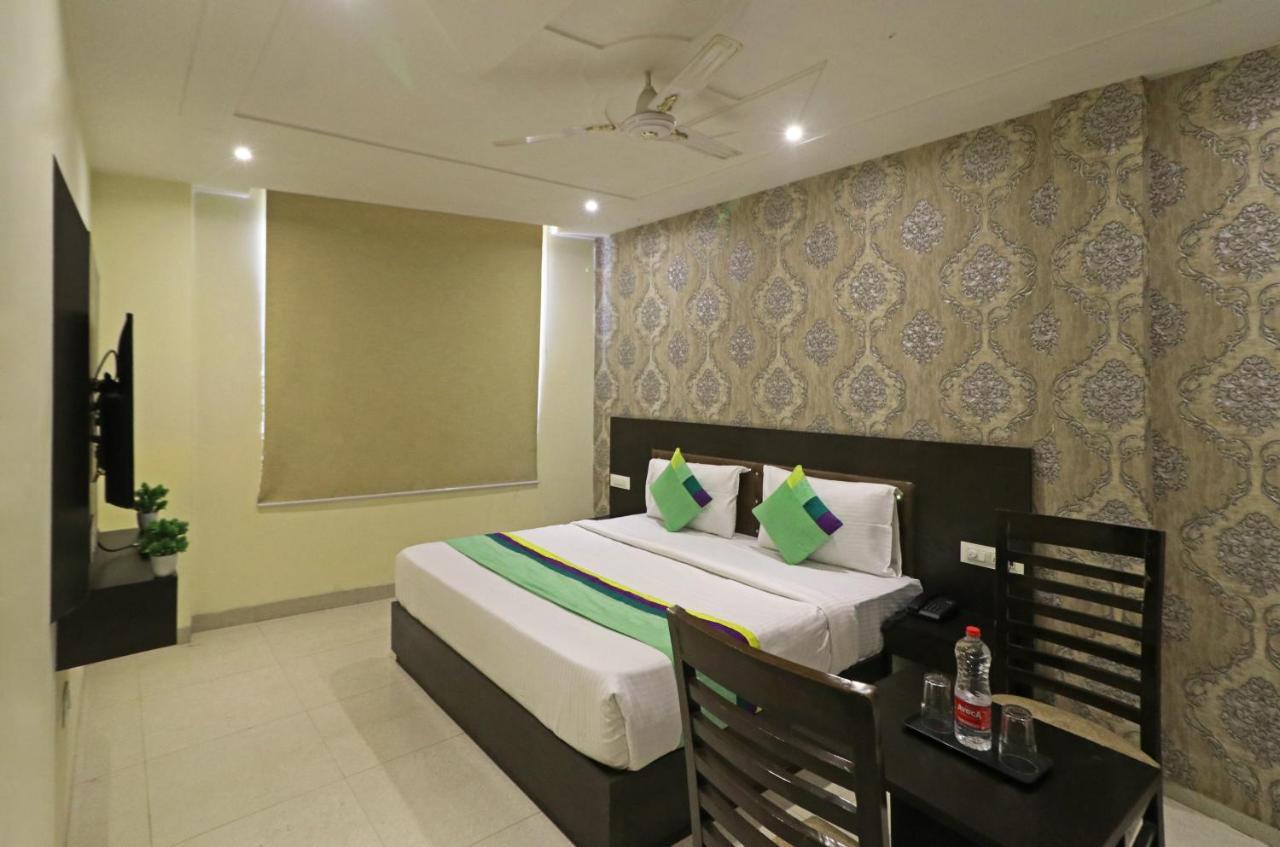 Hotel Paragon Suites New Delhi Bagian luar foto