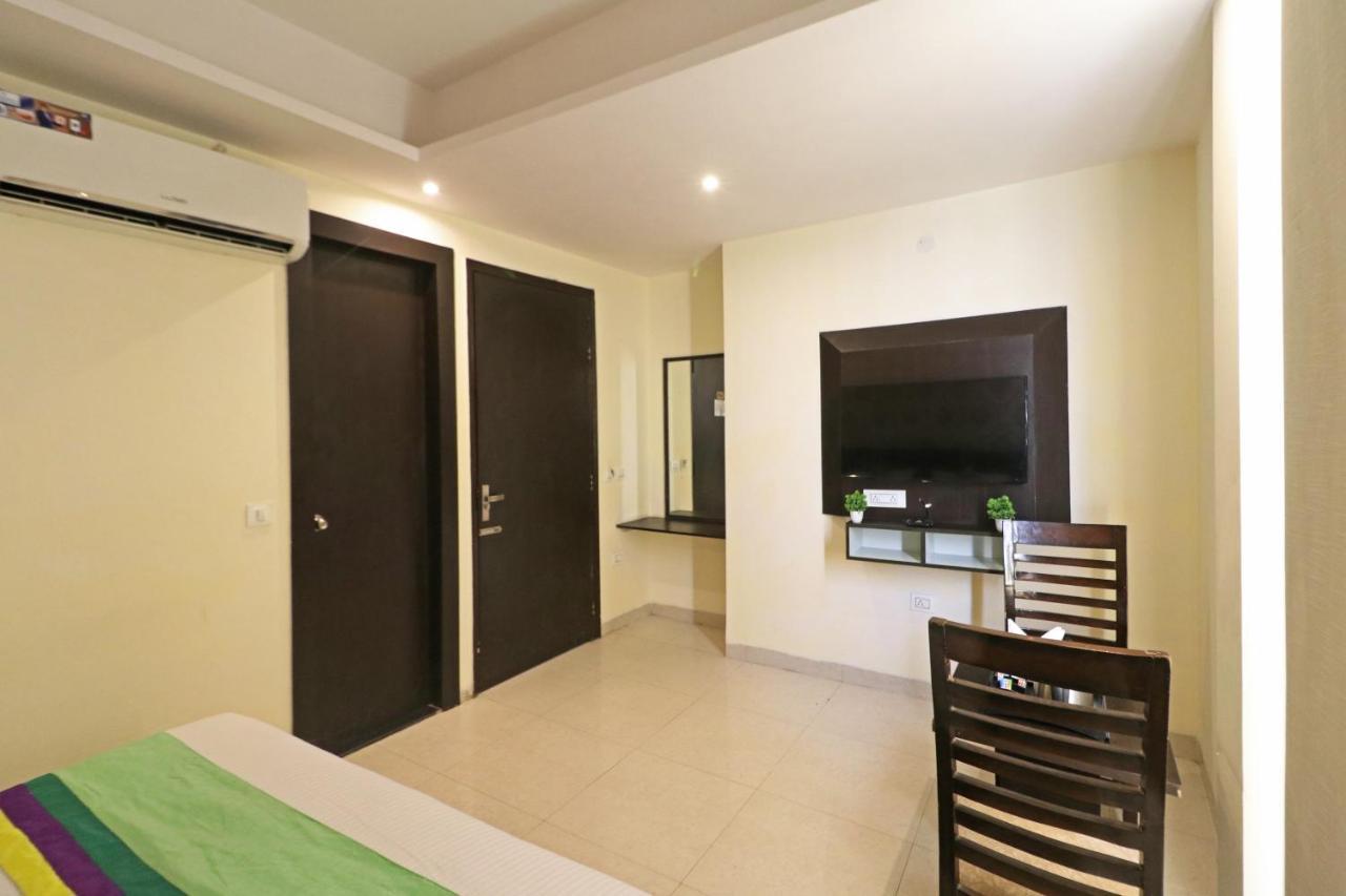 Hotel Paragon Suites New Delhi Bagian luar foto
