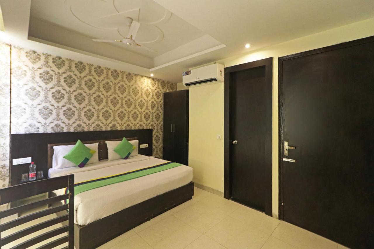 Hotel Paragon Suites New Delhi Bagian luar foto