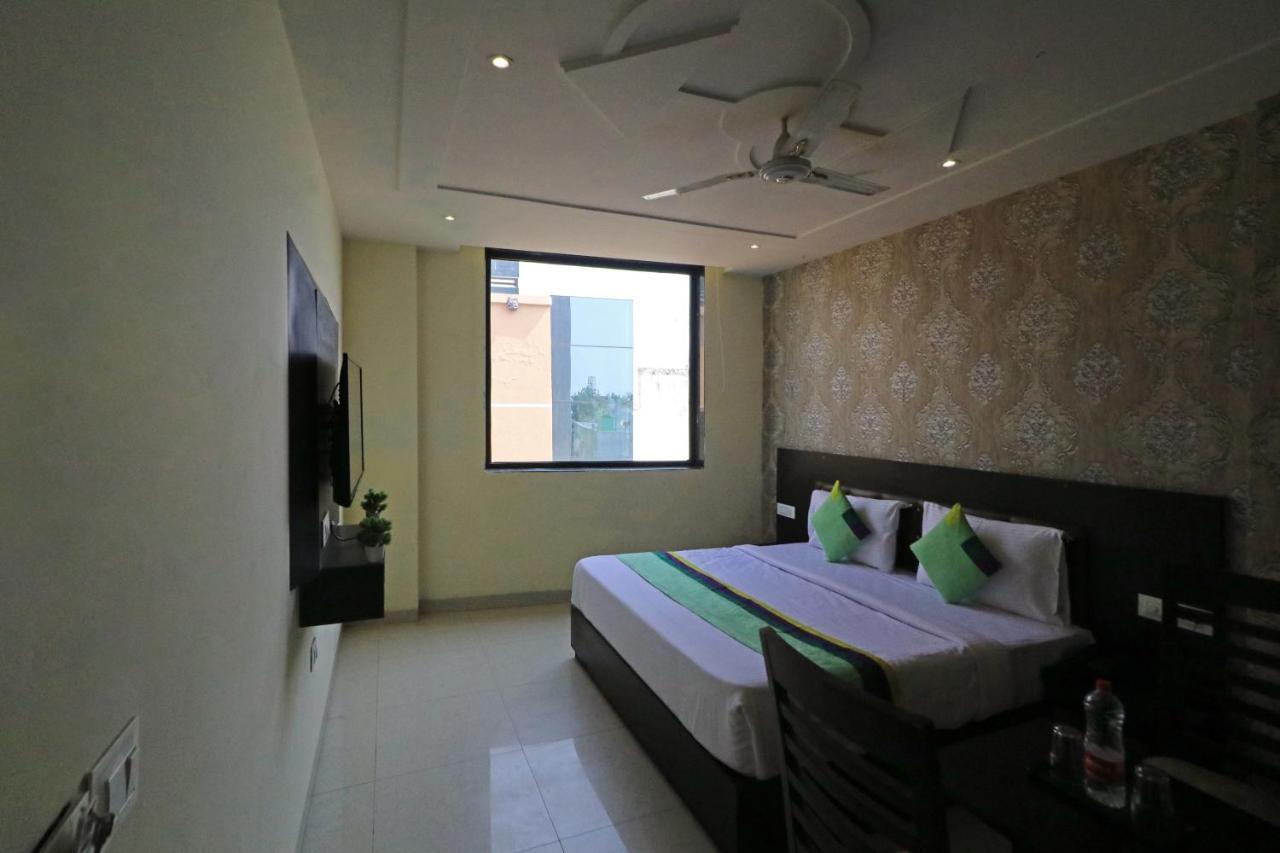 Hotel Paragon Suites New Delhi Bagian luar foto