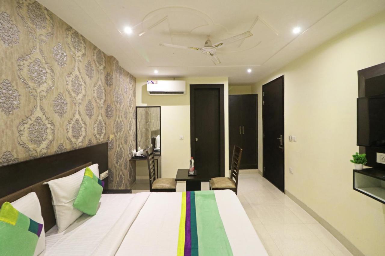 Hotel Paragon Suites New Delhi Bagian luar foto