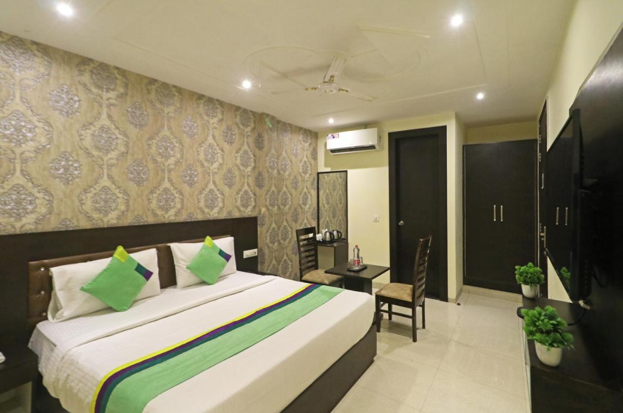 Hotel Paragon Suites New Delhi Bagian luar foto