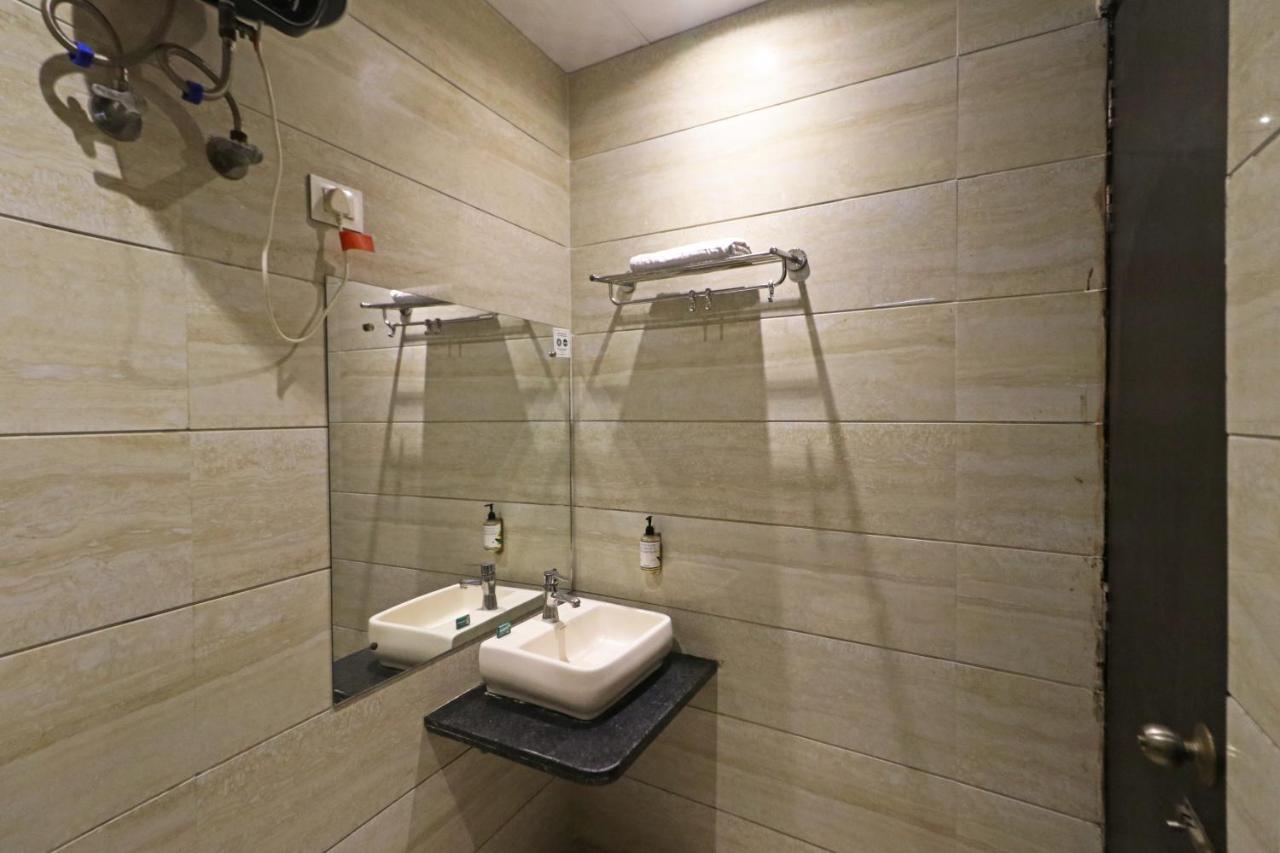 Hotel Paragon Suites New Delhi Bagian luar foto